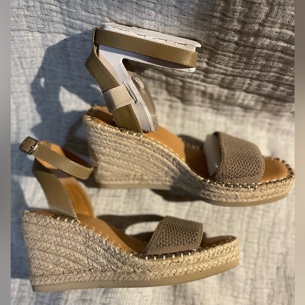 Brown vintage wedges 
New in box